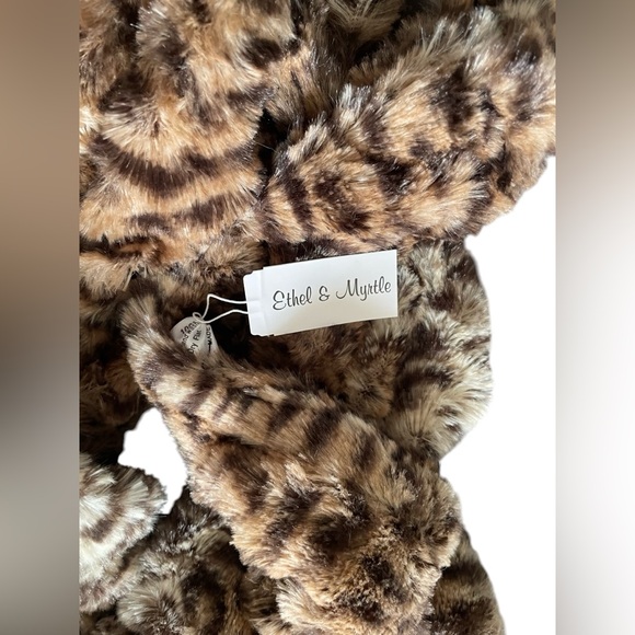 NWT Ethel and Myrtle cheetah leopard animal print faux fur scarf - Picture 2 of 4